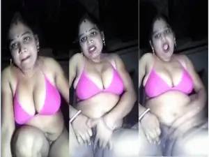 Horny Desi bhabhi Fingering