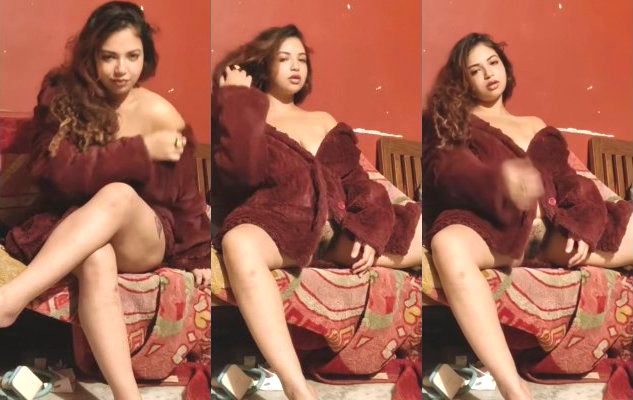 Desi Girl Shows her Pussy